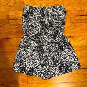 Strapless romper with ruffles and pockets